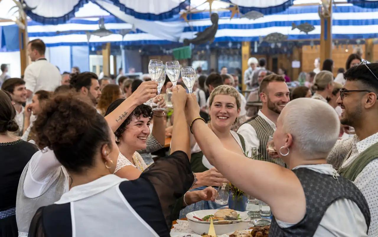AI-generated editorial scene for Prosecco-Wiesn 2026 in München
